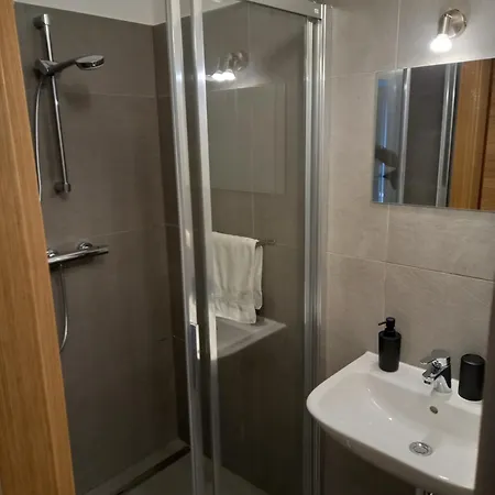 Nrv Twee-persoonskamer Met Gemeenschappelijke Keuken 홈스테이 *